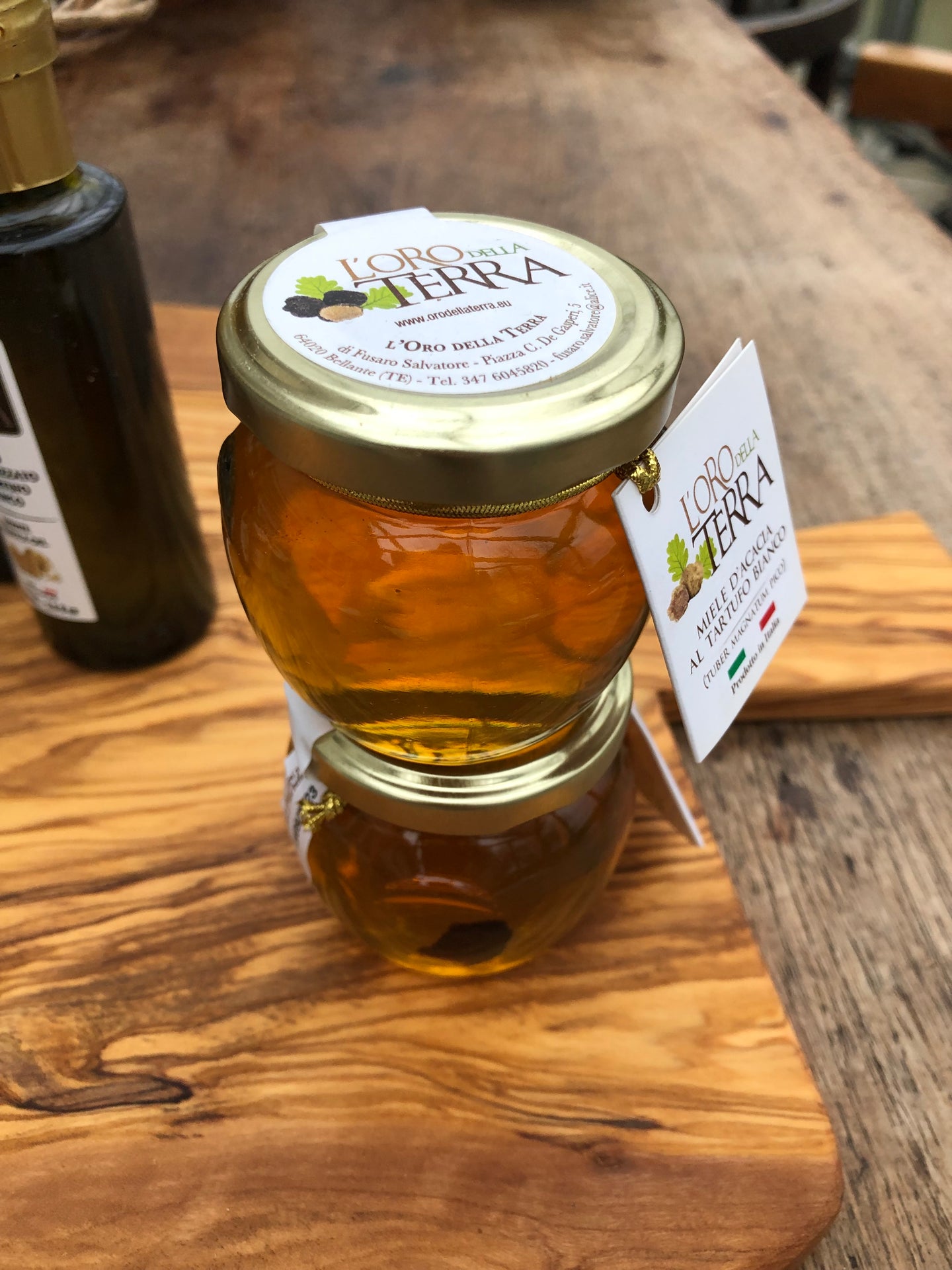 Honung av akacia med vit tryffel från Abruzzo