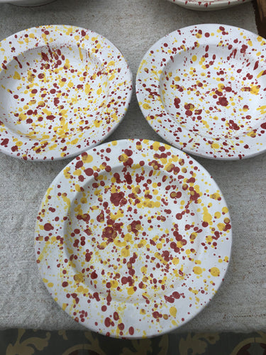 Pastatallrik Fondi vit med gula/röda stänk